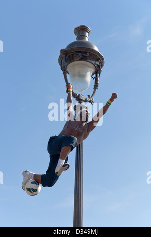 akrobatische Performance-Künstlerin in einem alten Gaslampe auf die Hügel von Sacre Coeur in Montmartre Paris Stockfoto