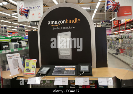 Amazon Kindle auf dem Display im Shop Stockfoto