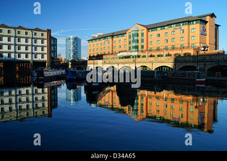 UK, South Yorkshire, Sheffield, Victoria Kais, Kanal-Becken, Hilton Hotel & Lastkähne Stockfoto