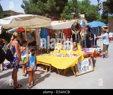Bunte Stände, der Hippiemarkt Punta Arabi, Es Cana, Ibiza, Balearen, Spanien Stockfoto