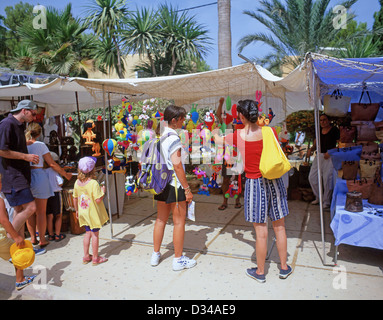 Bunte Stände, der Hippiemarkt Punta Arabi, Es Cana, Ibiza, Balearen, Spanien Stockfoto