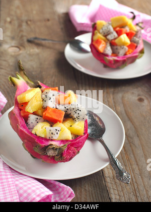 Salat von frischen Früchten in Obst Drachenhaut Stockfoto