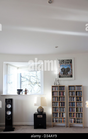 Offenes Wohnzimmer mit Lautsprechern und CD Regale Cheltenham Gloucestershire England Stockfoto