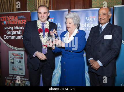 London, UK. 7. Februar 2013. Auf der linken Seite ist Rt Hon Ed Davey, Mitglied des Parlaments erhalten seine Auszeichnung für liberale Democrate Minister of the Year von der Ehrengast Baronin Betty Boothroyd, ehemaliger Sprecher des House Of Commons an Asain Stimme politischen und öffentlichen Leben Awards 2013 statt in The Member Speisesaal, House Of Commons, Westminster, London. Auf der rechten Seite ist C B PAtel, Managing Director, asiatische Voice Zeitung. Stockfoto