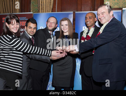 London, UK. 7. Februar 2013. Bissige Snap, Edgware, Mitarbeiter erhalten ihre Auszeichnung für die High-Street-Unternehmen des Jahres Liberal Democrate Ministers, Rt Hon Ed Davey, Abgeordneter gesehen auf der rechten Seite der asiatischen Stimme politischen und öffentlichen Lebens Awards 2013 statt im Speisesaal das Mitglied des Unterhauses, Wetsminster, London. Stockfoto