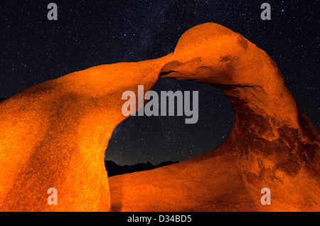 Die Milchstraße über Mobius Arch, Alabama Hills, Lone Pine, Kalifornien USA Stockfoto