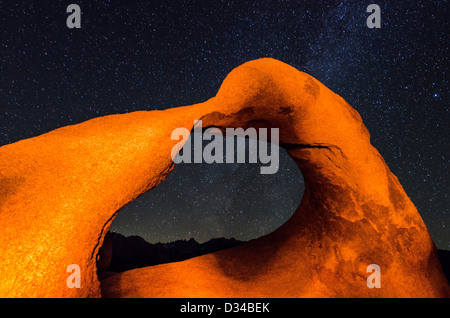 Die Milchstraße über Mobius Arch, Alabama Hills, Lone Pine, Kalifornien USA Stockfoto