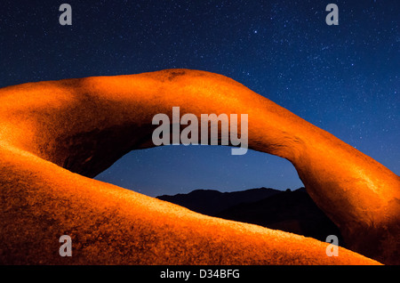 Die Milchstraße über Mobius Arch, Alabama Hills, Lone Pine, Kalifornien USA Stockfoto