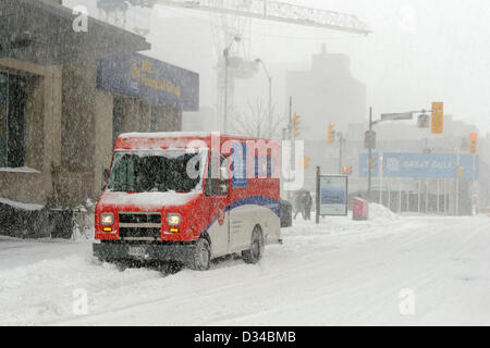 Toronto, Kanada. 8. Februar 2013. Größten Schneesturm in fünf Jahren drehen eine geschäftige Toronto Downtown in ein Wintermärchen. Canada Post LKW geparkt auf Yonge Street im schweren Schnee fallen bei Lieferung. Bildnachweis: n8n Foto / Alamy Live News Stockfoto