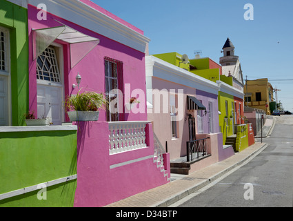 Bunte Häuser in einer Straße in Bo Kaap, früher bekannt als das malaiische Viertel, in Kapstadt, Südafrika. Stockfoto