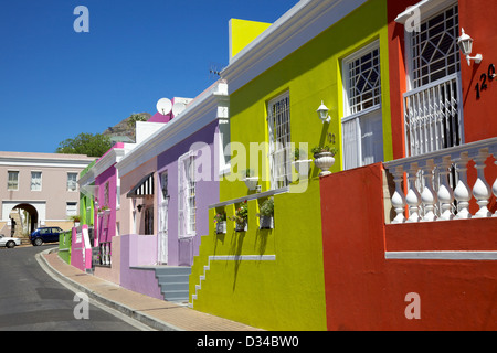 Bunte Häuser in einer Straße in Bo Kaap, früher bekannt als das malaiische Viertel, in Kapstadt, Südafrika. Stockfoto