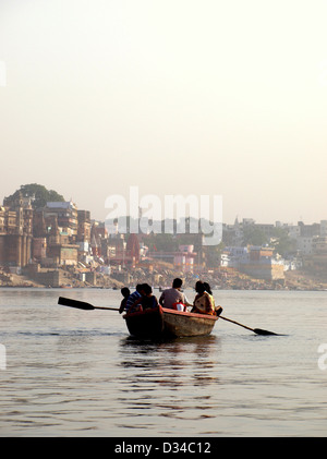 Touristen im Ruderboot im Ganges, Varanasi, Indien Stockfoto