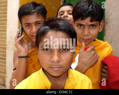 Indischen hinduistischen Brahmanen jungen in Varanasi Stockfoto