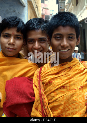 Indischen hinduistischen Brahmanen jungen in Varanasi Stockfoto