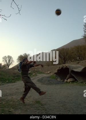 Guerilla-Kämpfer der PKK (kurdische Arbeiterpartei) Volleyballspielen im Qandil-Gebirge im Norden des Irak Stockfoto