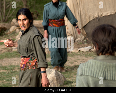 Guerilla-weibliche Kämpfer der PKK (kurdische Arbeiterpartei) im Qandil-Gebirge nahe der iranischen Grenze Nordirak Stockfoto