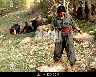 Guerilla-weibliche Kämpfer der PKK (kurdische Arbeiterpartei) im Qandil-Gebirge nahe der iranischen Grenze Nordirak Stockfoto