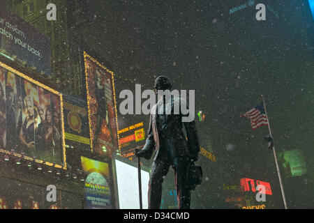 New York, USA. 8. Februar 2013. Schnee bedeckt die Statue des George M. Cohan auf dem Times Square, als eine massive Wintersturm bis zu Füßen des Schnees auf Teile der nordöstlichen Vereinigten Staaten bringt. Bildnachweis: Joseph Reid / Alamy Live News Stockfoto