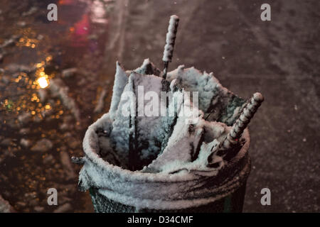 New York, USA. 8. Februar 2013. Gebrauchte Schirme in einem Papierkorb können auf dem Times Square Schnee ansammeln, wie eine massive Wintersturm der Nordosten der Vereinigten Staaten trifft. Bildnachweis: Joseph Reid / Alamy Live News Stockfoto