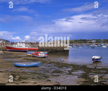 Hafen und Porthcressa Strandblick, Str. Marys, Hugh Town, Isles of Scilly, Cornwall, England, Vereinigtes Königreich Stockfoto
