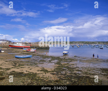 Hafen und Porthcressa Strandblick, Str. Marys, Hugh Town, Isles of Scilly, Cornwall, England, Vereinigtes Königreich Stockfoto