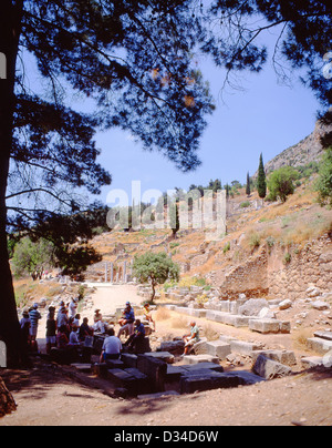 Reisegruppe am Eingang zum Heiligtum des Apollo, Delphi, Parnass, Zentralregion von Griechenland, Griechenland Stockfoto