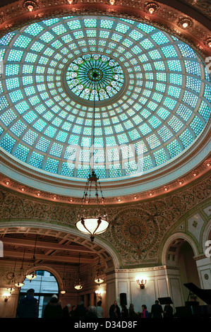 Tiffany Kuppel in Preston Bradley Hall, Chicago Cultural Center.  Größten Tiffany Kuppel der Welt. Stockfoto