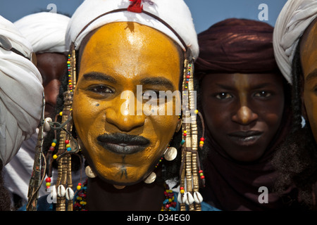 Woddabe Mann mit gelber Farbe auf seinem Gesicht während des Gerewol-Festivals in der Nähe von Ingal, Niger, Afrika Stockfoto