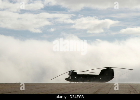 Silhouette der Militärhubschrauber Transportfahrzeuge Stockfoto