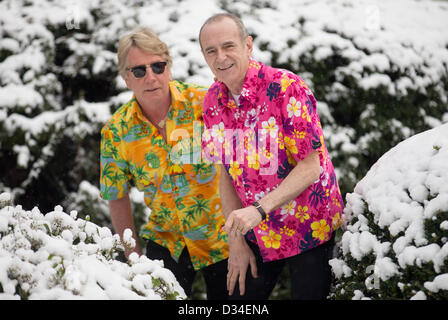 Berlin, Deutschland. 9. Februar 2013. Britische Musiker Rick Parfitt (L) und Francis Rossi der Band Status Quo darstellen bei einem Fototermin während der 63. jährliche Berlin International Film Festival Berlinale, in der Nähe des Hotel Interconti in Berlin, Deutschland, 9. Februar 2013. Foto: Hannibal/Dpa/Alamy Live News Stockfoto