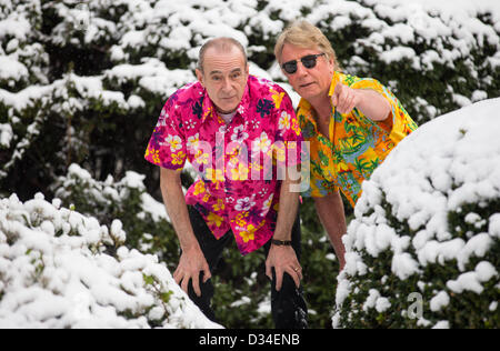 Berlin, Deutschland. 9. Februar 2013. Britische Musiker Rick Parfitt (L) und Francis Rossi der Band Status Quo darstellen bei einem Fototermin während der 63. jährliche Berlin International Film Festival Berlinale, in der Nähe des Hotel Interconti in Berlin, Deutschland, 9. Februar 2013. Foto: Hannibal/Dpa/Alamy Live News Stockfoto