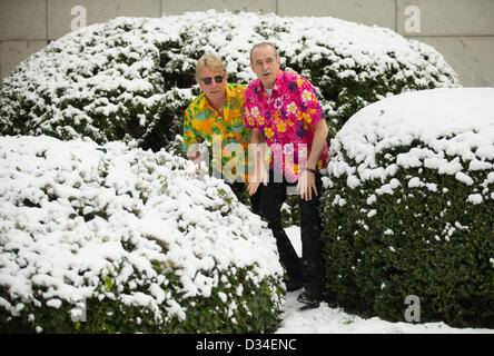 Berlin, Deutschland. 9. Februar 2013. Britische Musiker Rick Parfitt (L) und Francis Rossi der Band Status Quo darstellen bei einem Fototermin während der 63. jährliche Berlin International Film Festival Berlinale, in der Nähe des Hotel Interconti in Berlin, Deutschland, 9. Februar 2013. Foto: Hannibal/Dpa/Alamy Live News Stockfoto