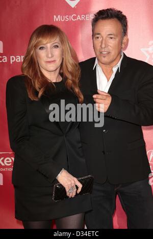 Los Angeles, Kalifornien, USA. 8. Februar 2013.  Musiker BRUCE SPRINGSTEEN und PATTI SCIALFA an der 55. Musicares ehrt Bruce Springsteen statt im Los Angeles Convention Center. (Bild Kredit: Kredit: Jeff Frank/ZUMAPRESS.com/Alamy Live-Nachrichten) Stockfoto