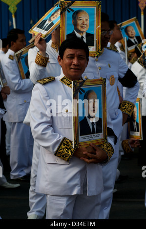 Kambodschaner trauern um König Norodom Sihanouk während einer Prozession zu seinen Ehren. Sisowath Quay Boulevard, Phnom Penh, Kambodscha. © Kraig Lieb Stockfoto