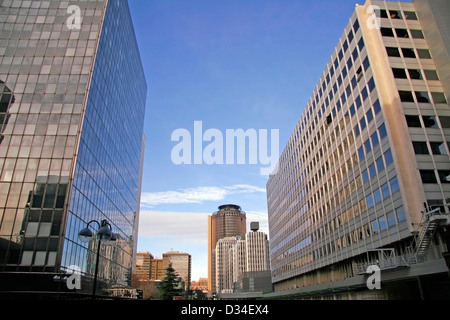 Perspektive und auf der Unterseite Winkel anzeigen zu strukturierten Hintergrund der modernen Glas Gebäude Wolkenkratzer über blauen Himmel Stockfoto