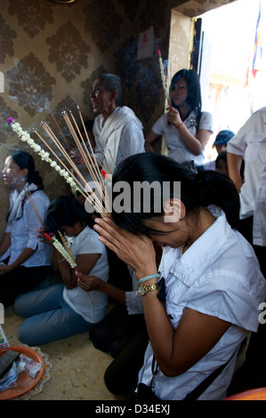 Kambodschaner trauern am 3. Februar 2013 um den Verlust von König Norodom Sihanouk in einem kleinen Tempel in Phnom Penh, Kambodscha. © Kraig Lieb / Alamy Live News Stockfoto