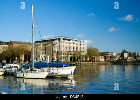 Arnolfini contemporary Arts Centre und Boote vertäut am Floating Harbour, Bristol, England. Stockfoto