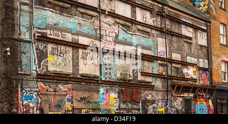 verlassene Gebäude bedeckt Graffiti, Scalter Street, London, UK Stockfoto