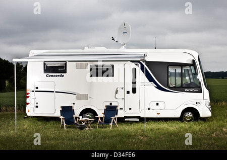 Concorde-Luxus-Wohnmobil mit Markise und Satellitenschüssel Stockfoto