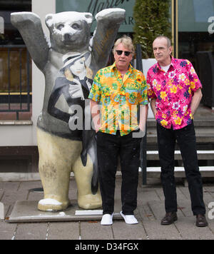 Berlin, Deutschland. 9. Februar 2013. Britische Musiker Rick Parfitt (L) und Francis Rossi der Band stellt Status Quo bei einem Fototermin während der 63. jährliche Berlin International Film Festival Berlinale vor dem Hotel Interconti in Berlin, Deutschland, 9. Februar 2013. Foto: Hannibal/Dpa/Alamy Live News Stockfoto