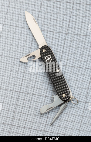 Schweizer Taschenmesser in "Black Alox" zu beenden. Stockfoto