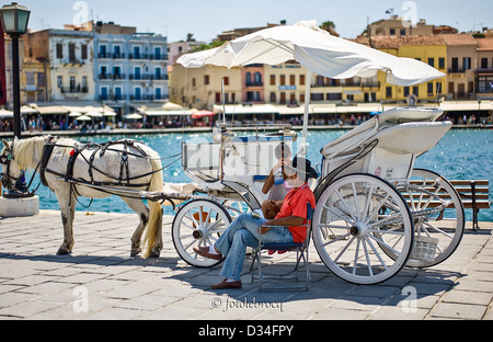 Die Touristenfallen von Kreta - Pferd und Wagen fährt entlang des Kais Hafen der Altstadt von Chania Stockfoto