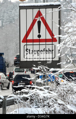 Karlsruhe, Deutschland. 9. Februar 2013. Ein Schild warnt vor der Gefahr von Staus auf der Autobahn A8 in der Nähe von Karlsruhe, Deutschland, 9. Februar 2013. Foto: ULI DECK/Dpa/Alamy Live-Nachrichten Stockfoto