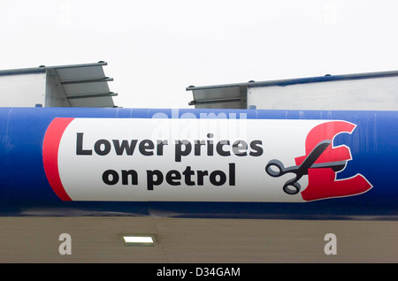 Tesco niedrigere Preise auf Benzin Schild über Tesco Garage. Stockfoto