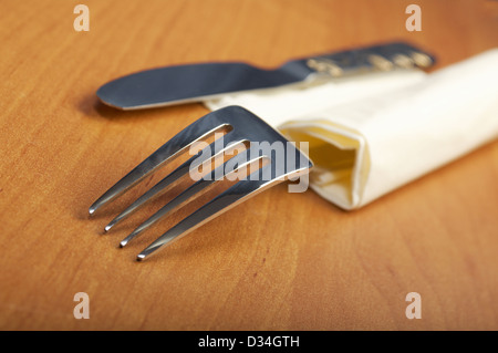 ein Messer und Gabel liegen auf Serviette closeup Stockfoto