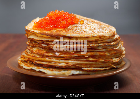 Traditionelle russische Pfannkuchen mit rotem Kaviar Stockfoto