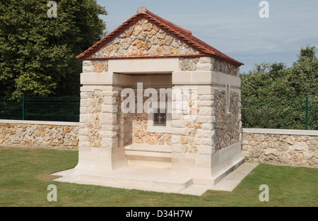 Kleine Kapelle bauen in der CWGC La Ville Aux Bois British Cemetery, in der Nähe von Reims, Frankreich. Stockfoto