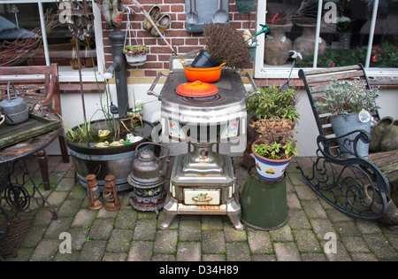 Garten in Holland mit alten Werkzeugen und Ausrüstung Stockfoto