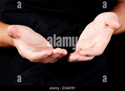 Hände des weißen Mannes zu öffnen, um doppelte Hand-Fulls erhalten Stockfoto