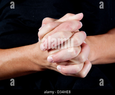 Junger Mann Hände zusammengefaltet Stockfoto